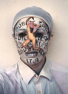 ephemere KunstSuperStar mit dem Mut zur Nacktheit ausgestattet